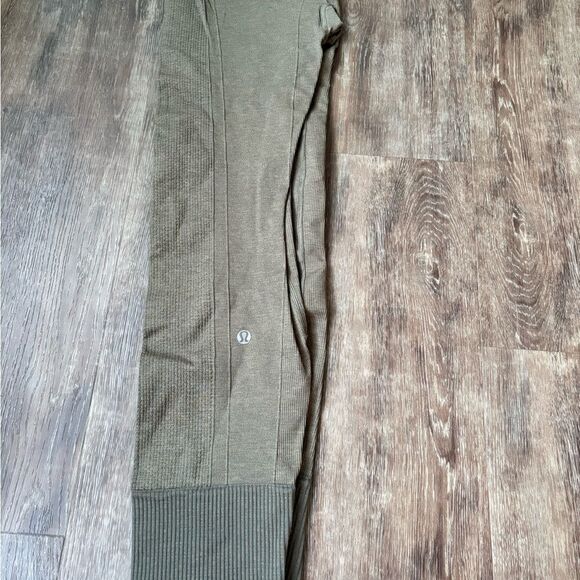Lululemon Ebb To Street Pant
Heathered Fatigue Green - Picture 8 of 10